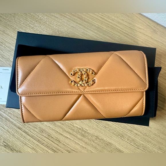 CHANEL Handbags - RARE CHANEL New Microchipped Chanel 19 wallet Caramel